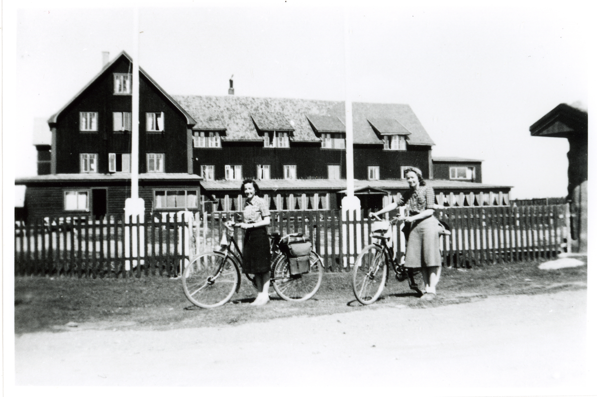 Portrett,sykkel,kjole,bukse,skjørt,stakittgard og hotel.
Anne og Margit Herleiksplass frå Skurdalen sumaren
1942.
Ved Sanderstølen Hotel som brann ned på nyåret
1962.