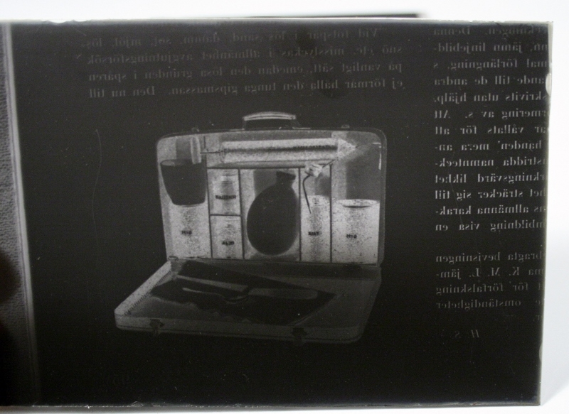 Foto fra en bok. Bildet viser en forsporkoffert.