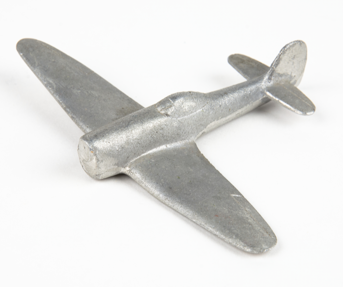 Flygplansmodell, Hawker Typhoon. Gjuten modell i metall med fäste under för montering på pinne.