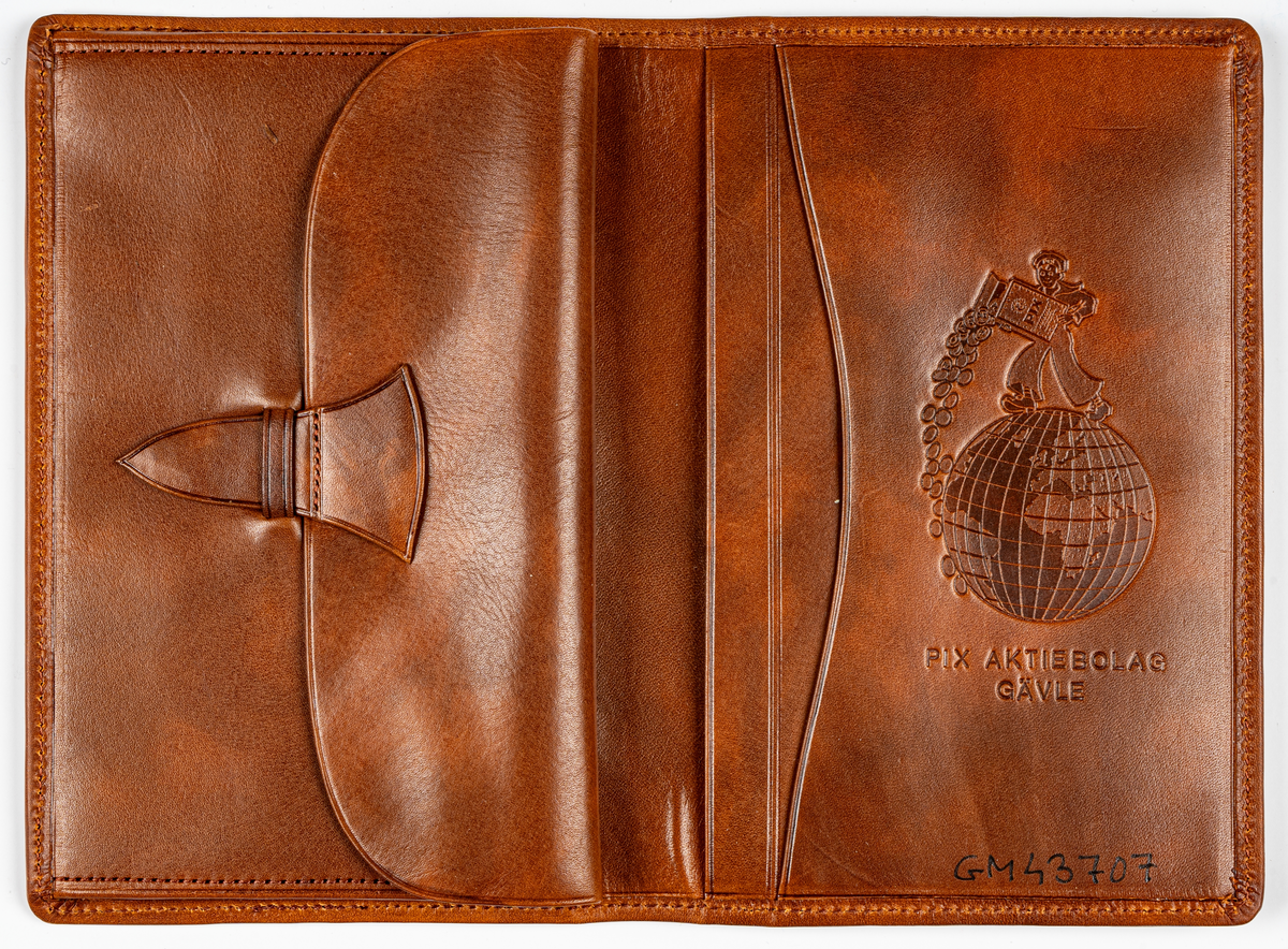 Plånbok i brunt läder, flera fack samt präglad bild och text på insidan av Pix-pojken, jordklotet samt text: PIX AKTIEBOLAG AB GÄVLE.
