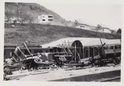 Ødelagt jernbanemateriell etter bombing på Voss stasjon