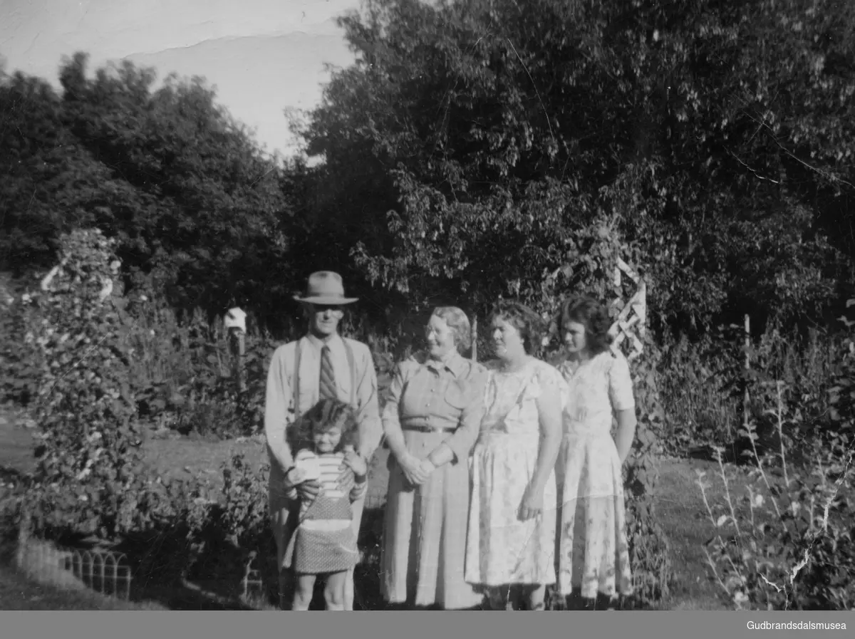 Til Kari. Dette er Johane Vangen og mann, i front; meg, Pearl og Palsy

Første eier av foto; Ola Odnes 1922-2020, Vågå. Innlånt og skænna fra Kari Margot Odnes 2023