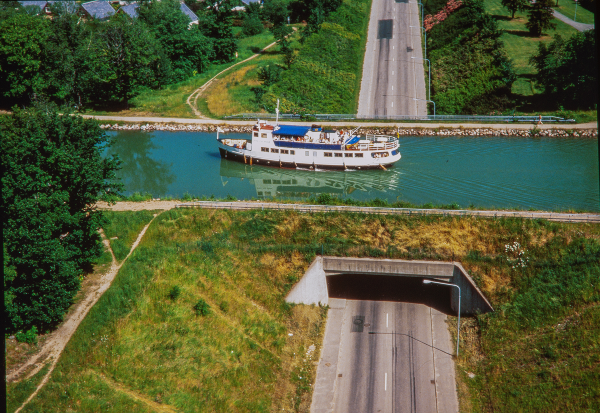 I Ljungsbro och i Borensberg finns akvedukter där bilvägar går under Göta kanal. Den här bilden är från Ljungsbro. Båt. Kanal. Vattenled.

Bilder från staden Linköping digitaliserade från diapositiv. Bilderna är från 1970-1990-talet.