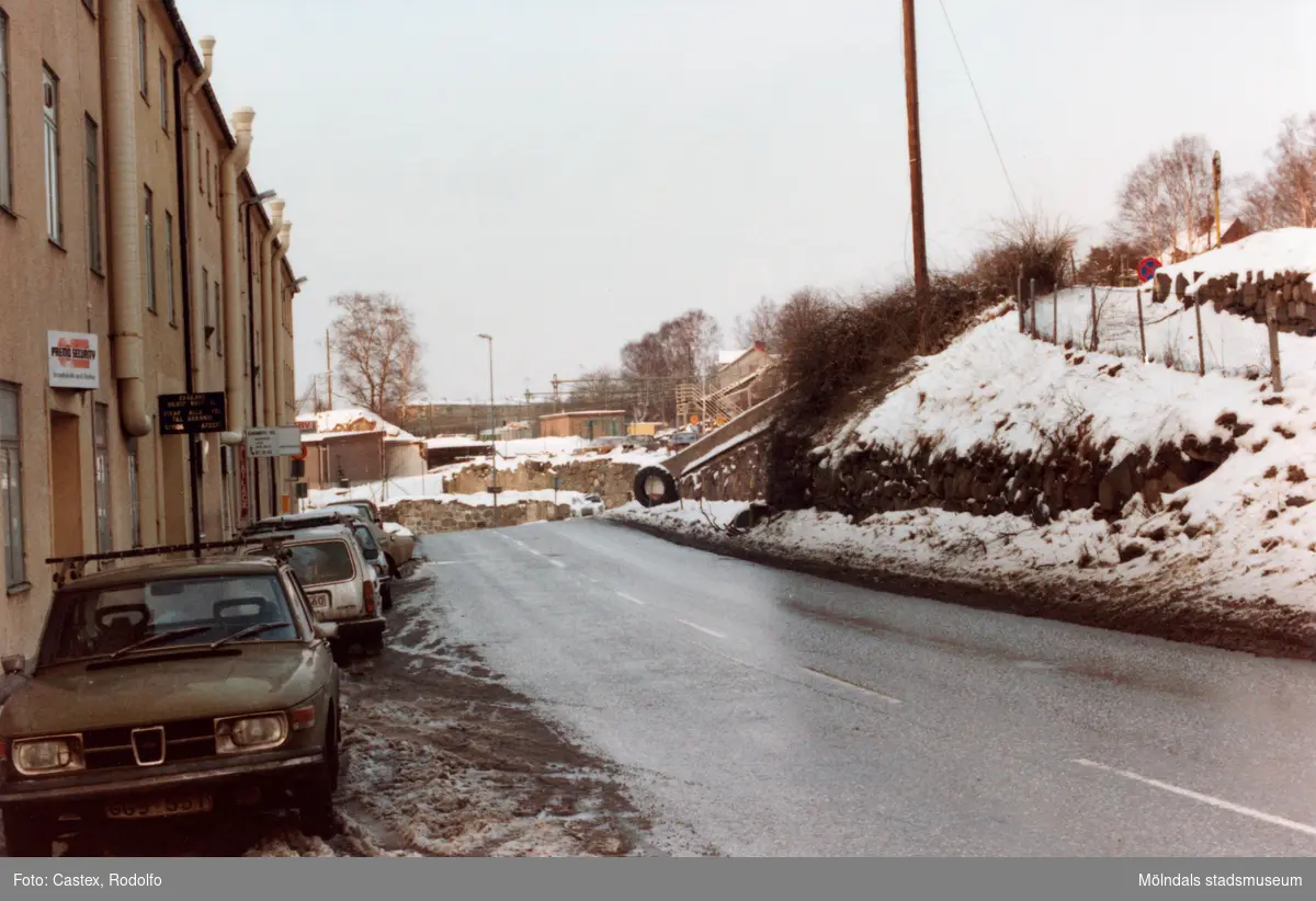 Pixbovägen i Mölndals Kvarnby, januari 1984. Parkerade bilar utanför byggnaden "Strumpan".