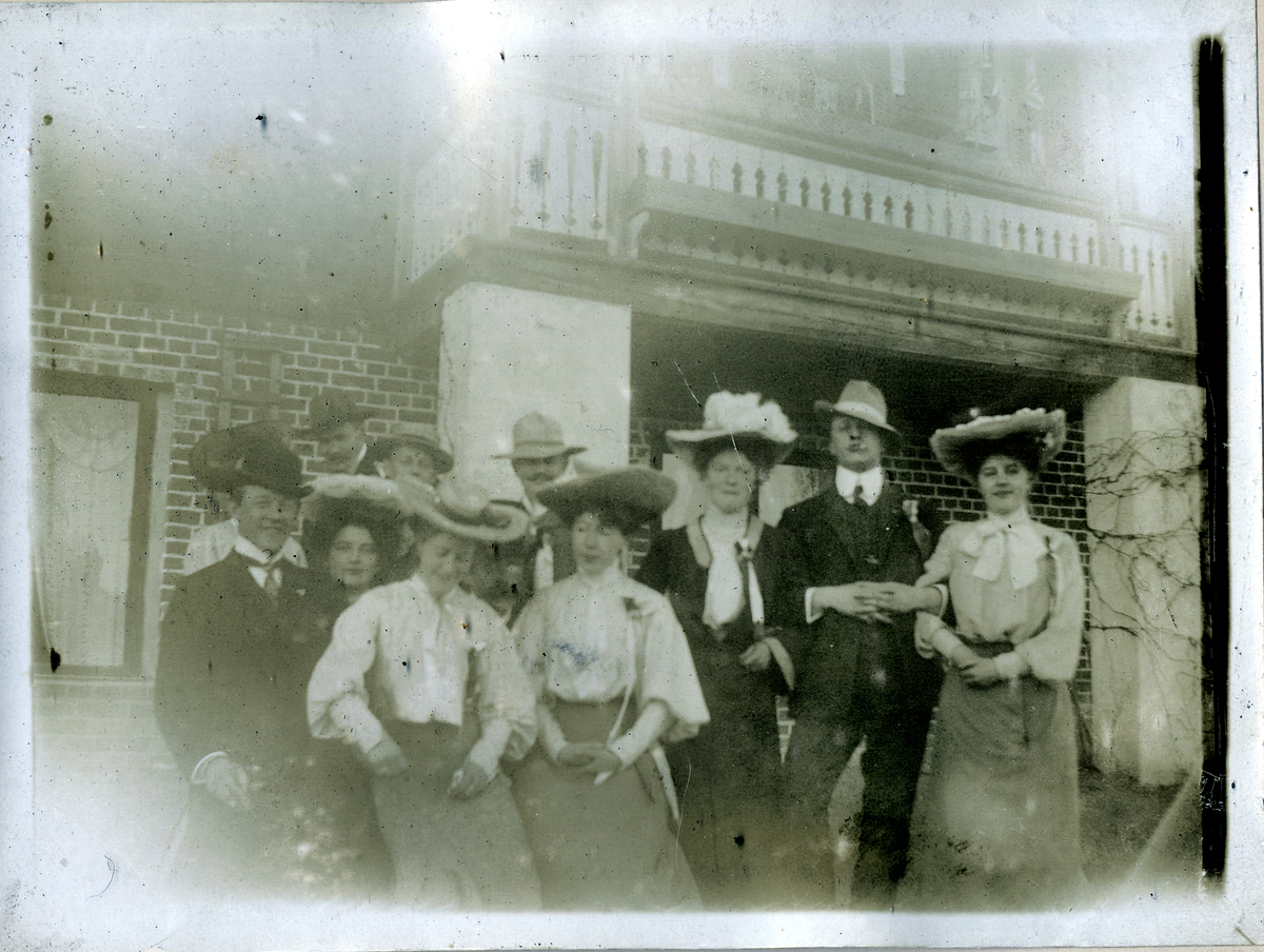 Gruppebilde, kvinner og menn.
17. mai 1905.
Bilde er fra fotoalbum GM.036887.