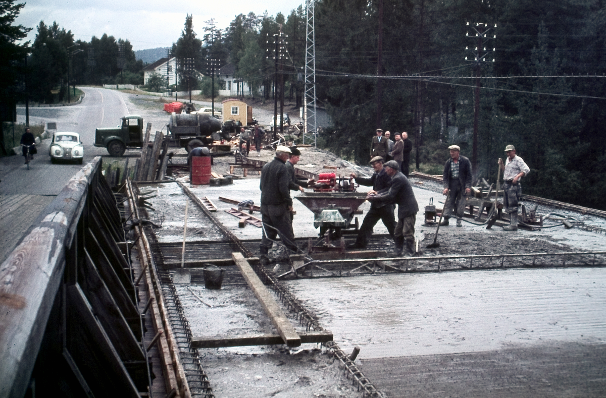 Bygging av ny bru over Labrofossen, tidlig på sekstitallet.
Støping av brodekke.
 Byggherre Statens Vegvesen.