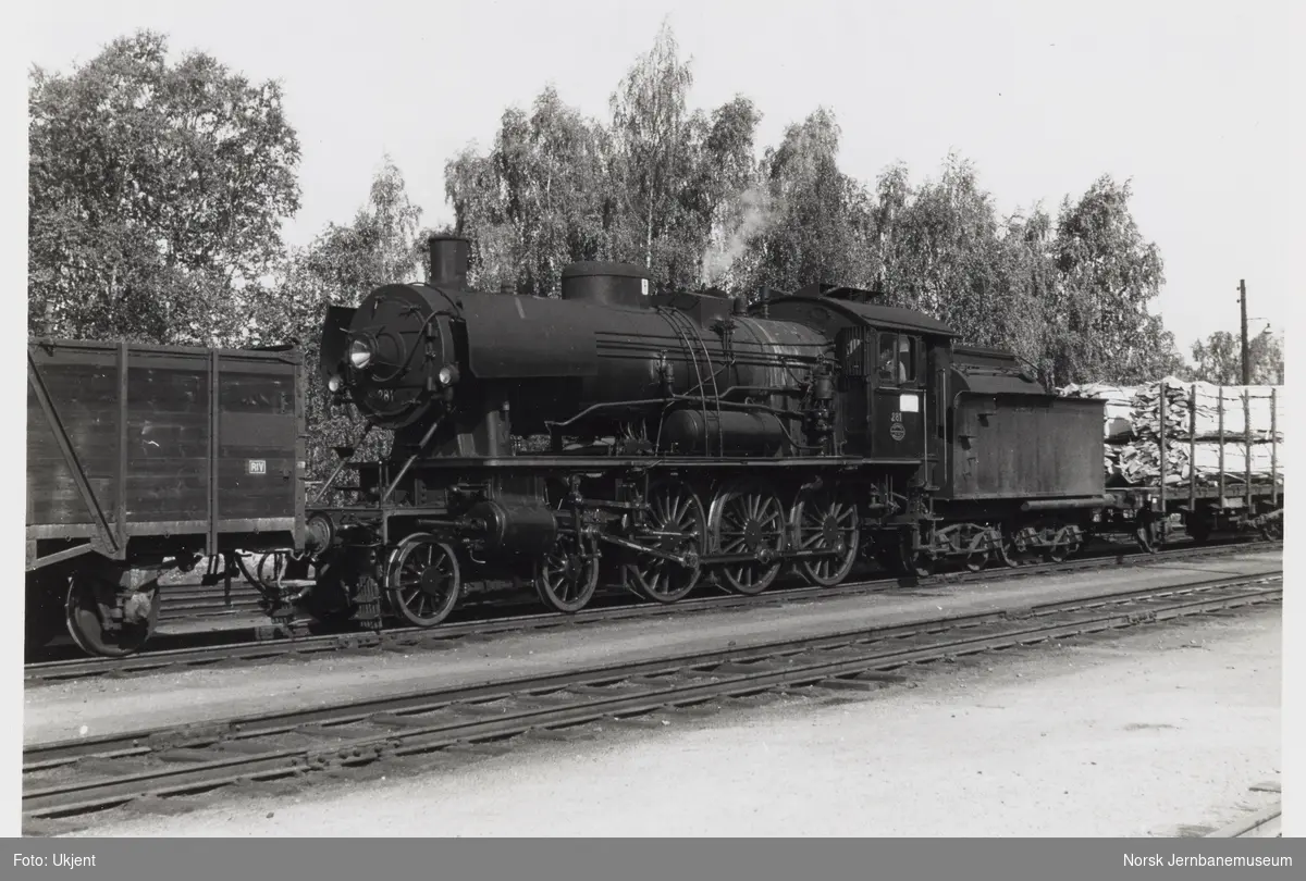 Damplokomotiv type 30a nr. 281 med godstog på Lillehammer stasjon