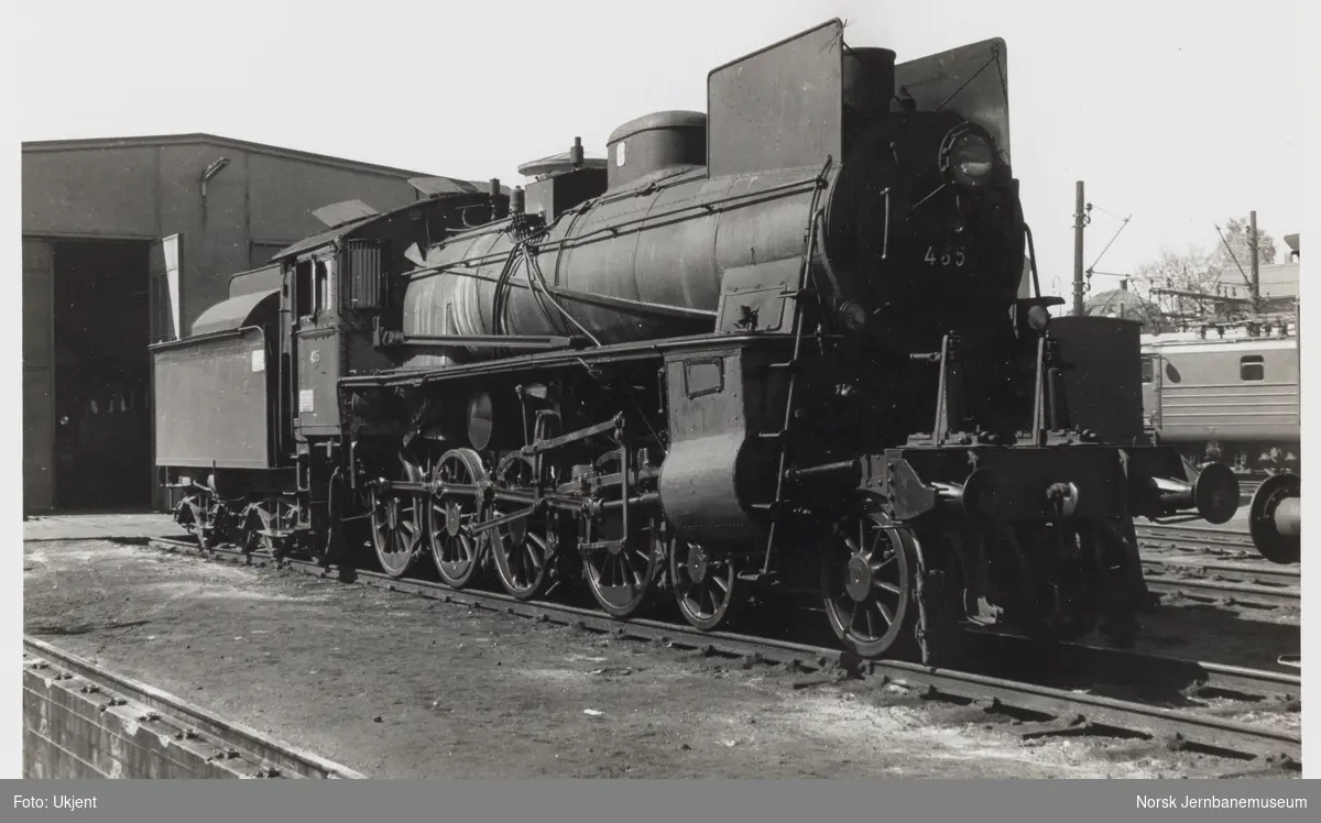 Damplokomotiv type 26c nr. 435 ved lokomotivstallen på Hamar stasjon