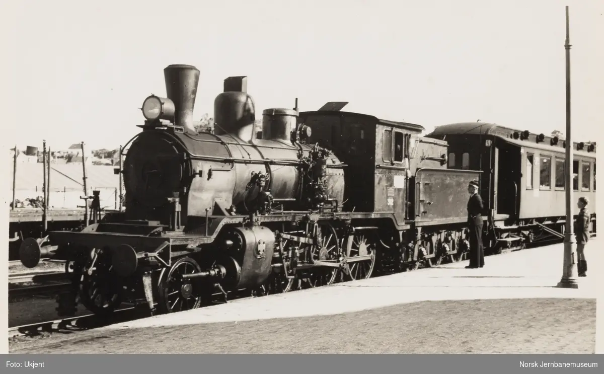Damplokomotiv type 21b nr. 312 med persontog på Kragerø stasjon