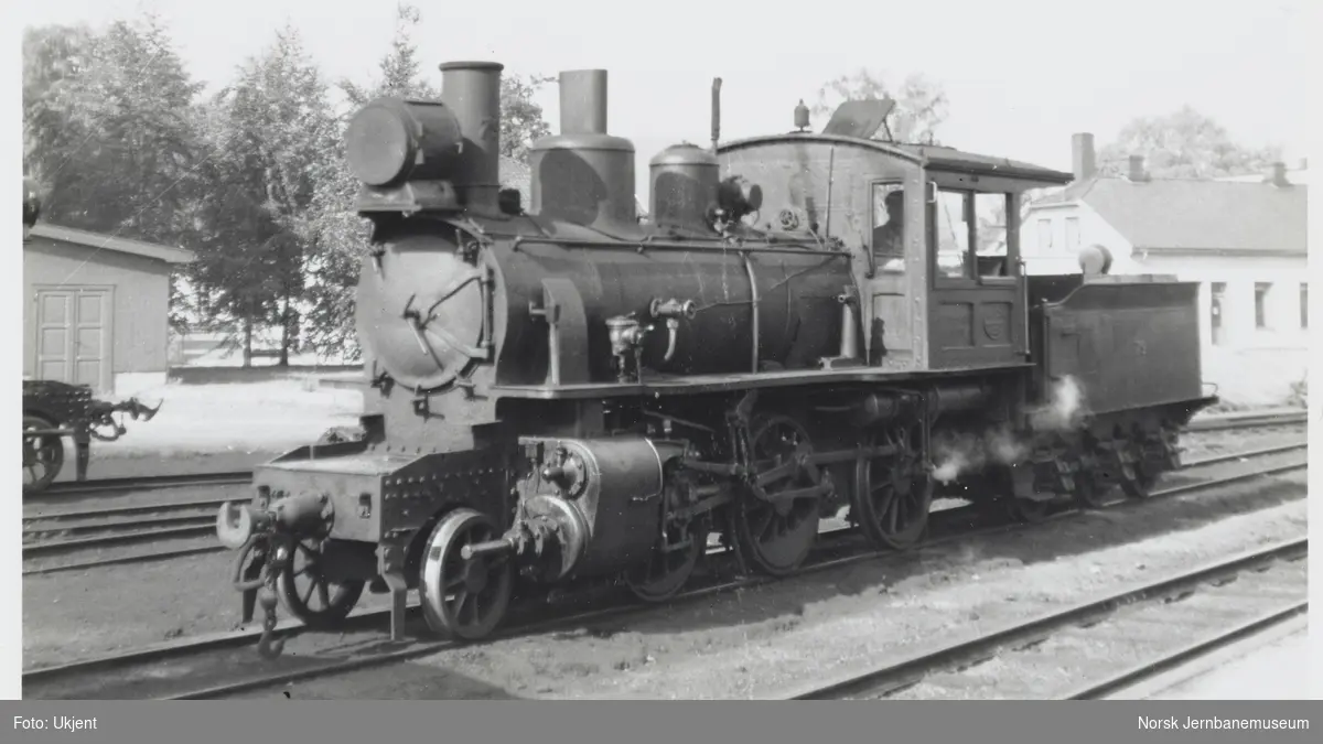 Smalsporet damplokomotiv type XXIIId nr. 79 i Drammen