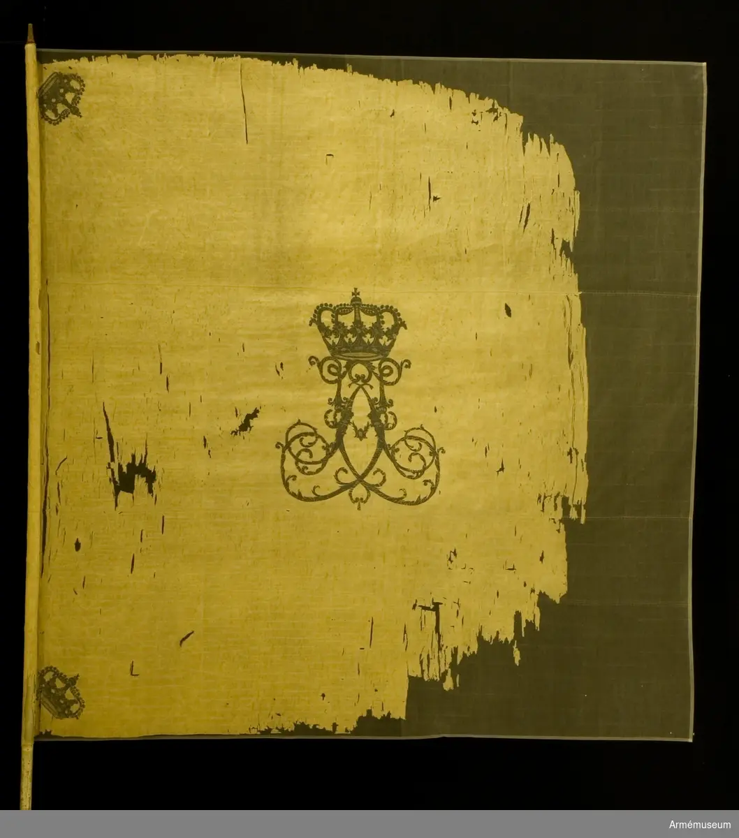 Duk av vit sidenkypert varå broderat lika på båda sidor Adolf Fredriks namnchiffer under stor sluten kunglig krona. Allt 70 cm högt.