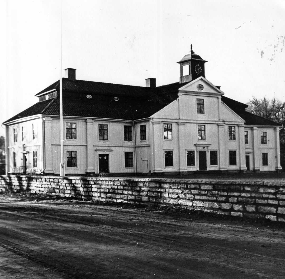 Klagstorps huvudbyggnad från nordost. Bebyggelseinventering på Skövde övningsfält 1963-1964.