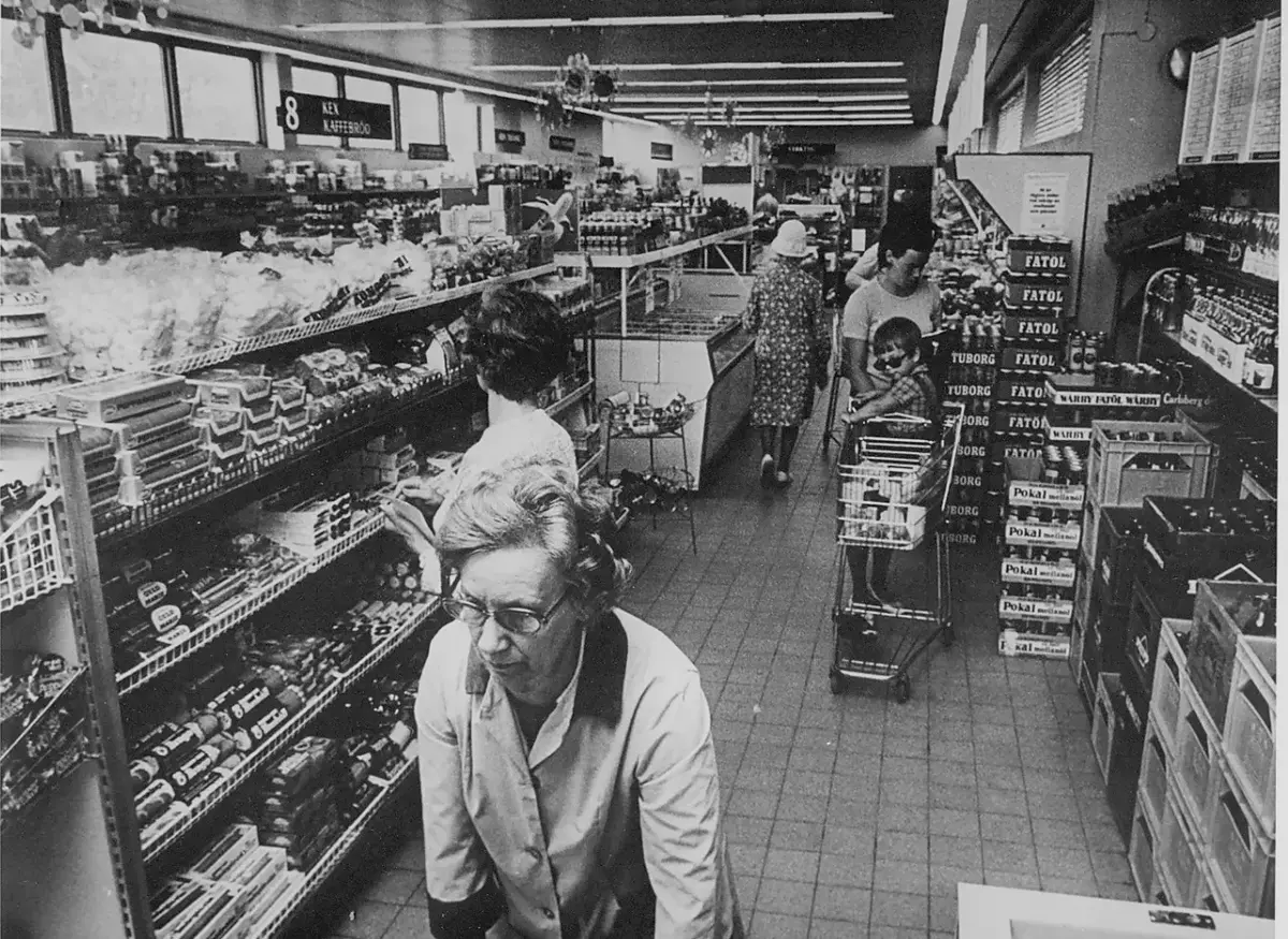 Interiör av konsum Sandas nya snabbköp 1955. Margareta Karlsson i förgrunden