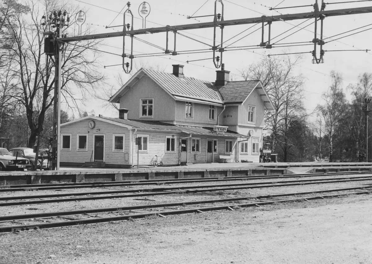 Nykvarns Järnvägsstation med vänthall. Stationshuset byggdes om och moderniserades i omgångar. Stationsmästaren hade sin tjänstebostad ovanpå stationen. Bertil Linell var stins vid Nykvarn under 1960-talet. Postkontoret var beläget i stationsbyggnaden. ::