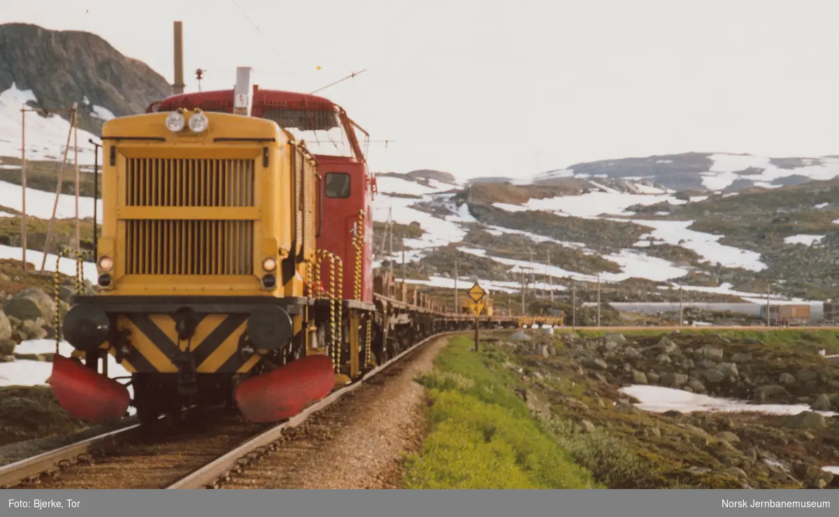 Diesellokomotiv Di 2 810 med skinnevogner i forbindelse med sporlegging i Finsetunnelen