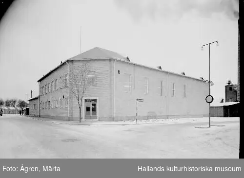 Varbergs fryshus i hamnen i korsningen Otto Torells gata - Östra Hamnvägen. Bild 1 visar exteriören, övriga 8 visar olika delar av interiören. Fryshuset är då tämligen nybyggt för att hantera fiskfångster i Varbergs hamn. Det byggdes senare om till Hotell Fregatten.