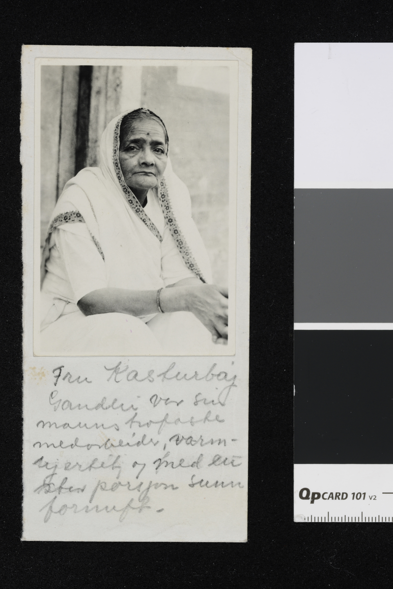 Fru Kasturba Gandhi. Fotografi samlet i forbindelse med Elisabeth Meyers reise til India 1932-33.