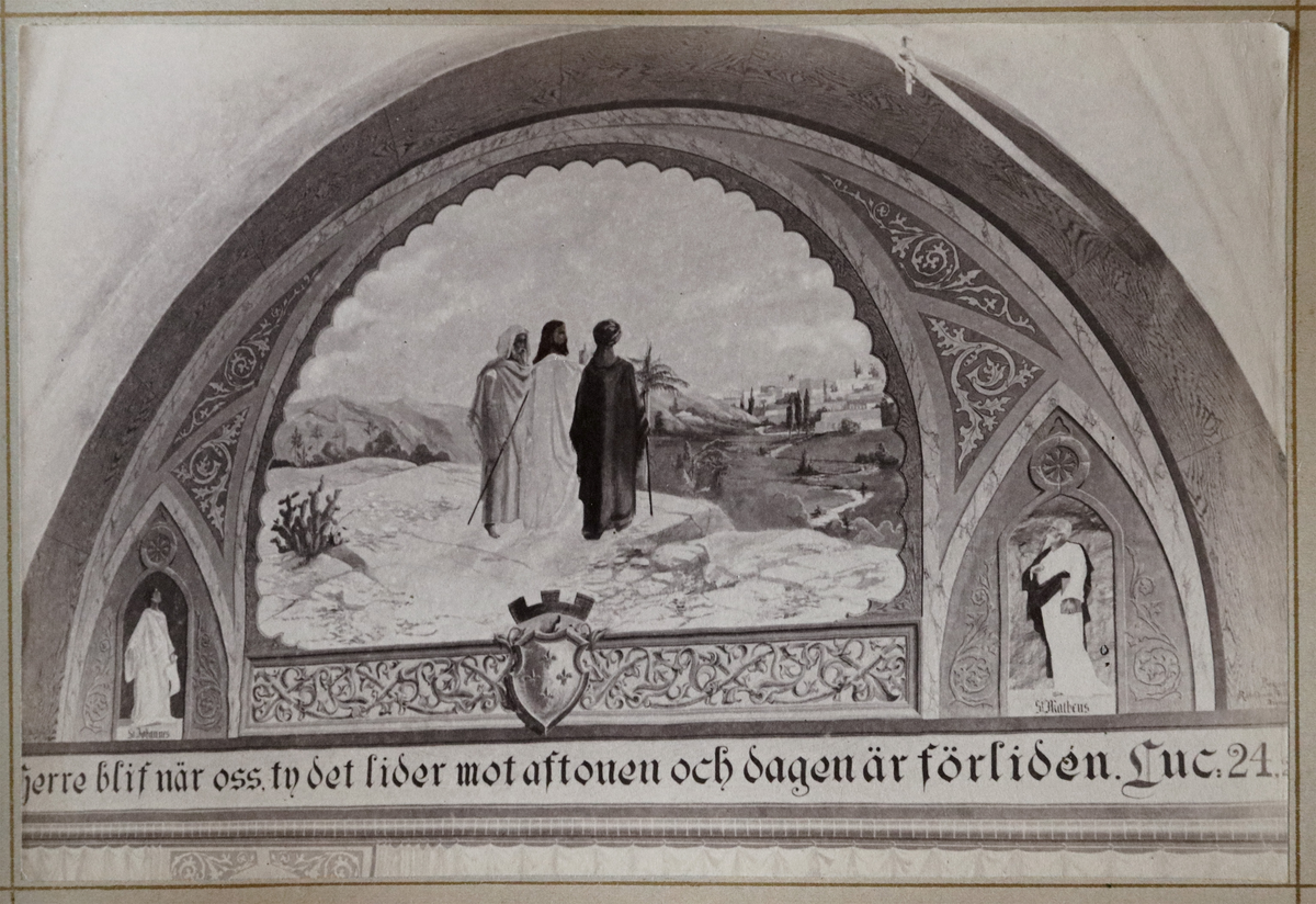 Muraldekoration ovan sakristieportalen, Vandringen till Emmaus av Gösta Sandqvist, 1890-tal.