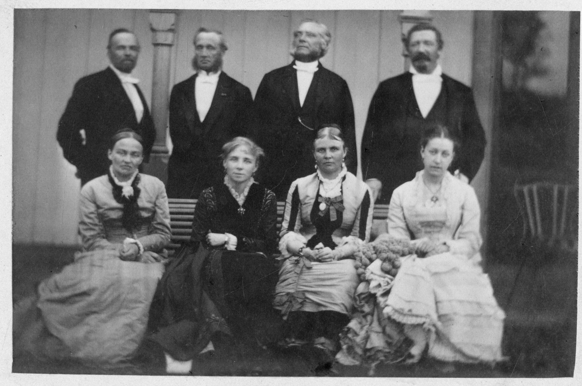 Foto av gruppe på terasse på Dal Gård i 1879. Antagelig familien Faye/Dahll