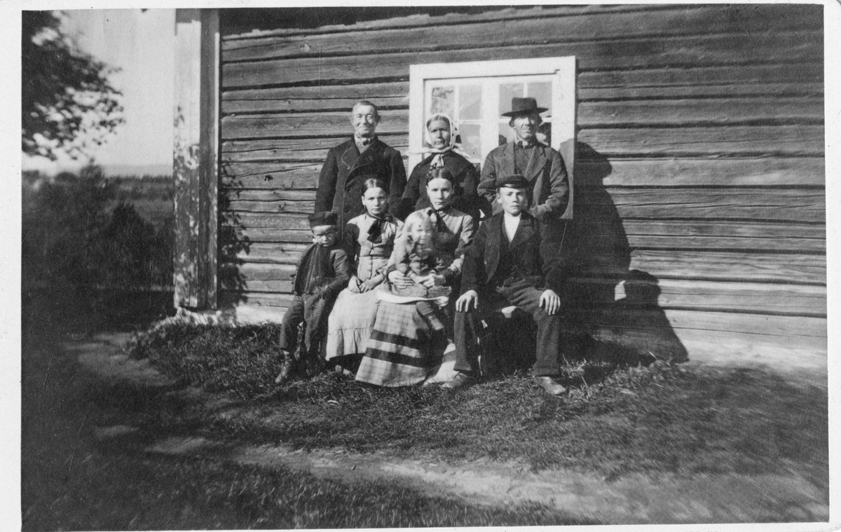 Foto av ukjent familie på Dal Gård i 1881