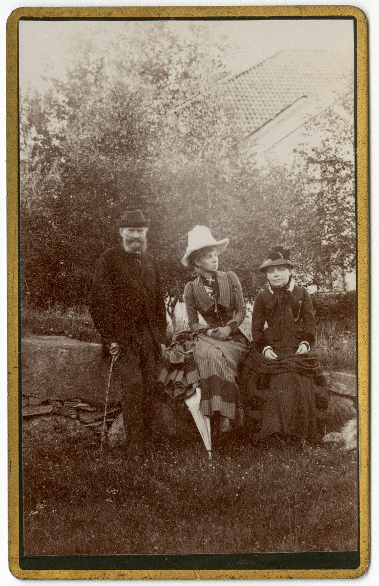 Foto av lege Alexander Malthe, fru Sigrid Faye og fru Hanne Malthe født Kile, ca. 1884
