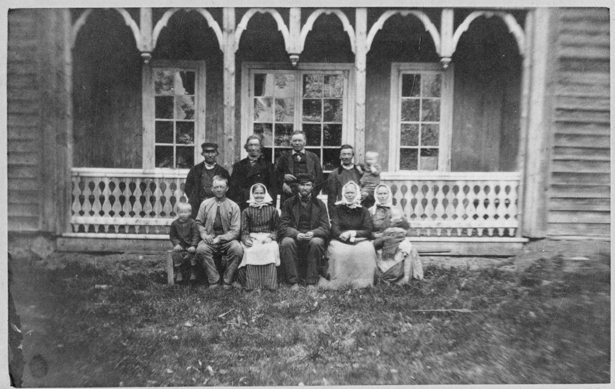 Foto av familie utenfor hus. Antagelig med tilknytning til Dal gård. Trolig på slutten av 1870-tallet eller tidlig 1880-tallet