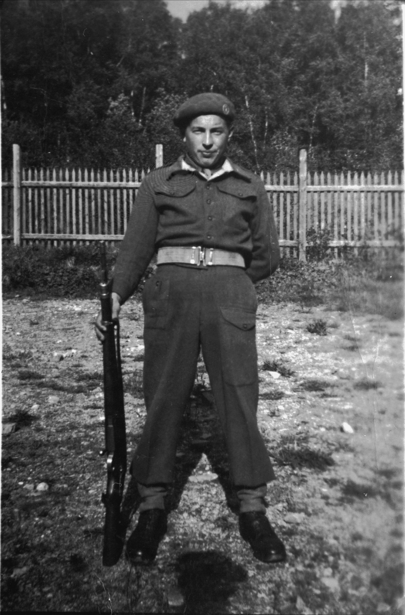 Emil Vannli fra Skånland i militær uniform og med gevær.