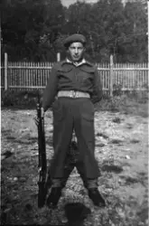 Emil Vannli fra Skånland i militær uniform og med gevær.
