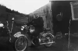 Oddvar Henriksen sitter på motorsykkelen utenfor hjemmet i R