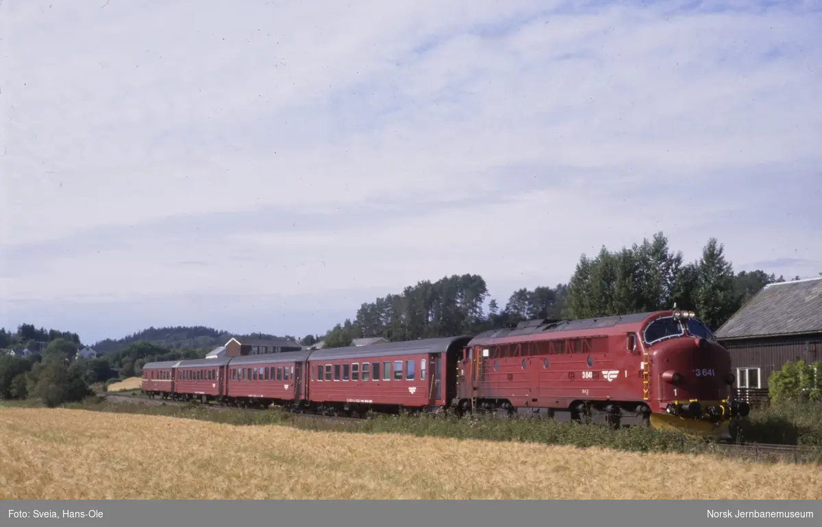 Diesellokomotiv Di 3 641 med persontog til Trondheim, tog 478, ved Skatval stasjon på Nordlandsbanen