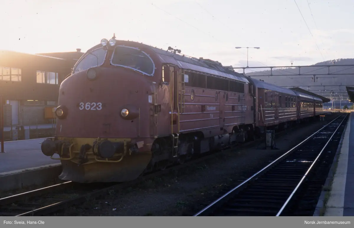 Diesellokomotiv Di 3 623 med persontog fra Dombås, tog 409, på Trondheim stasjon