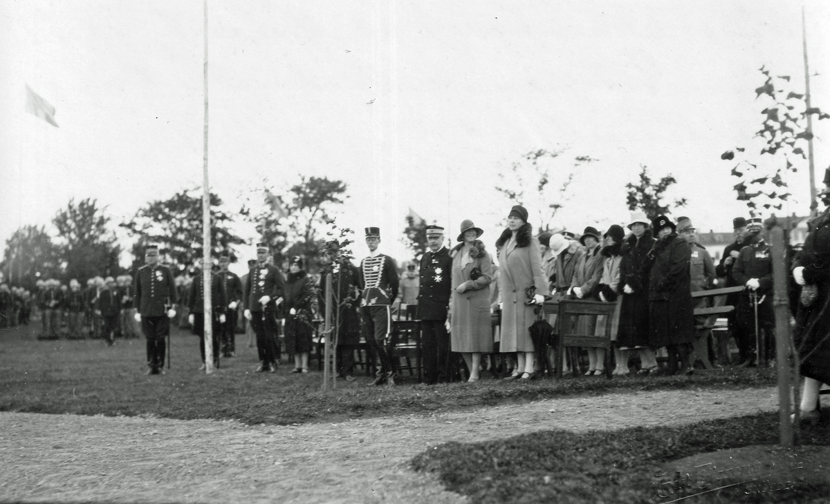 Avtäckningen av Skaraborgs regementes minnessten i Skövde 1928. Husaren är prins Lennart. Till höger om honom står landshövding Ekman med hustru och fru Nauckhoff.