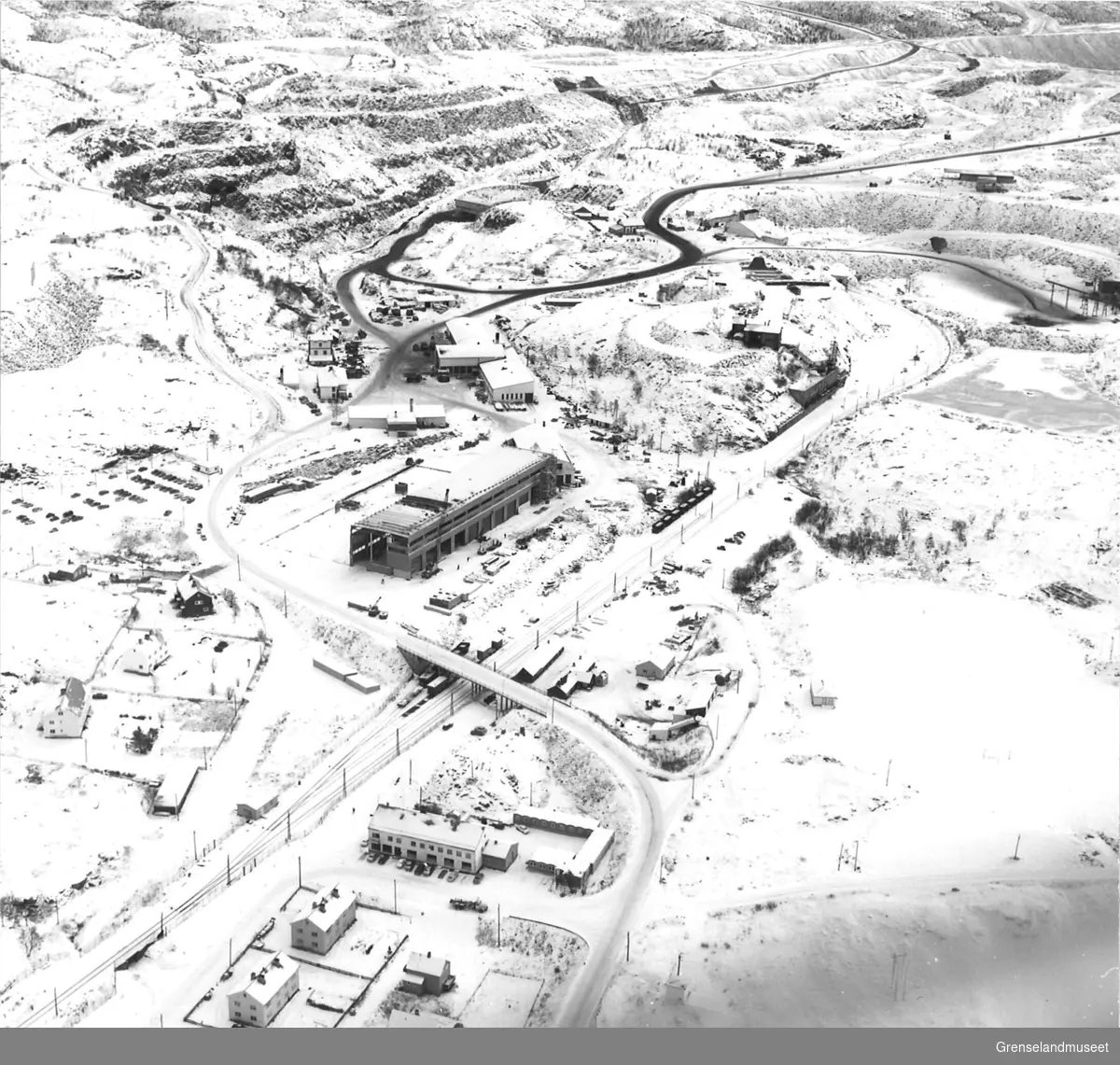Bilde tatt fra luften av gruveselskapet A/S Sydvaranger sine anlegg i Bjørnevatn.