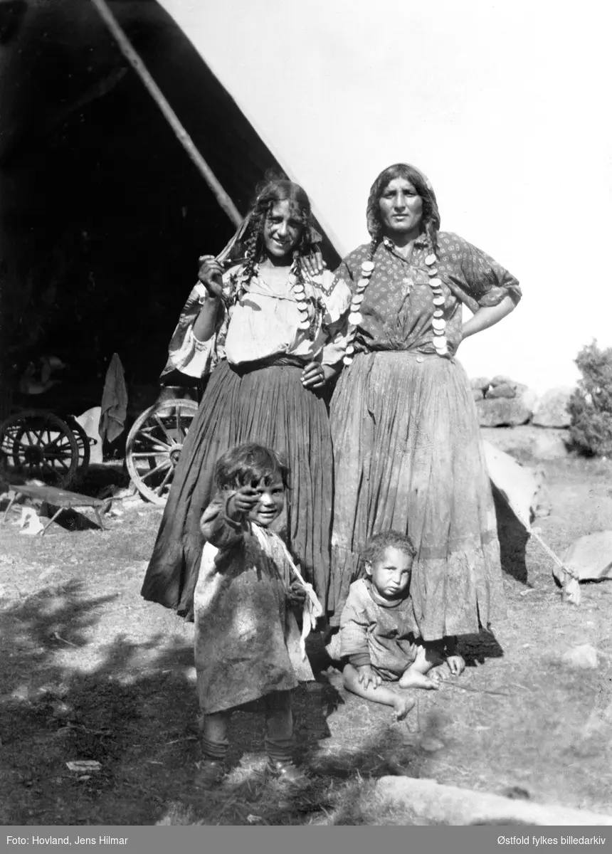 Romer, familie med kvinner og barn i leir på Borgen Mellom ved Iseveien i Skjeberg, ca. 1937.
Rom (tidligere kalt sigøynere).