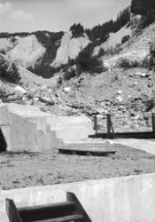 Trappete betongelementer i et erodert landskap der jordsmonn