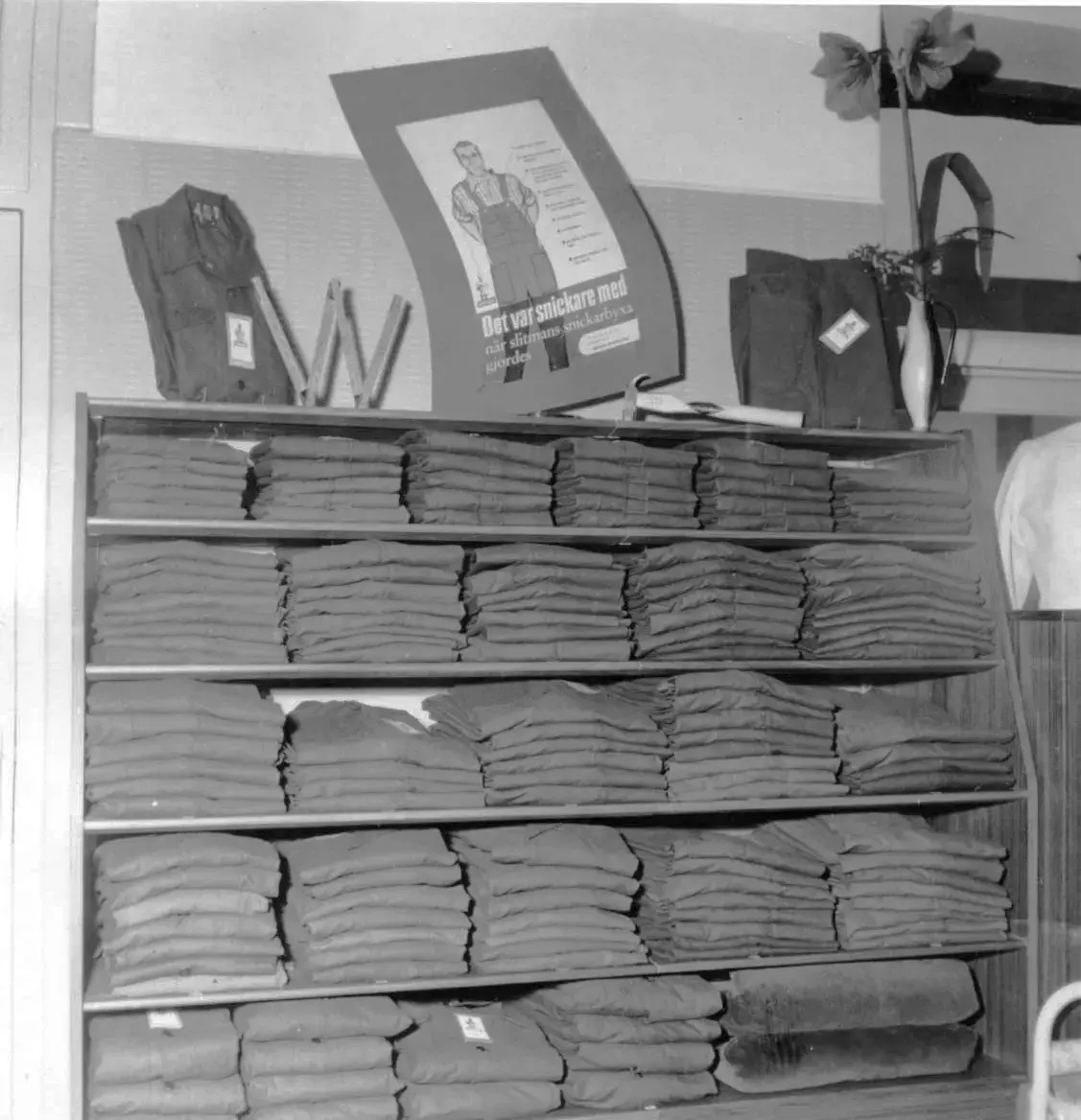 "Vinsy boy - alla grabbars skjorta". Butiken i fastigheten Nyboda erbjöd manufakturvaror och under 1960-talet även byggnadsvaror. 

Konsum övergav Nyboda under mitten av 1960-talet och den privata ICA-handlaren Göran Särnsjö öppnade där en byggvarubutik.