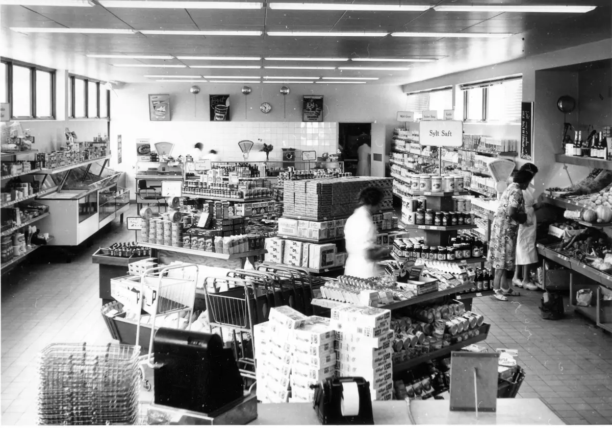 Interiör av konsum Sandas nya snabbköp 1955. Margareta Karlsson i förgrunden