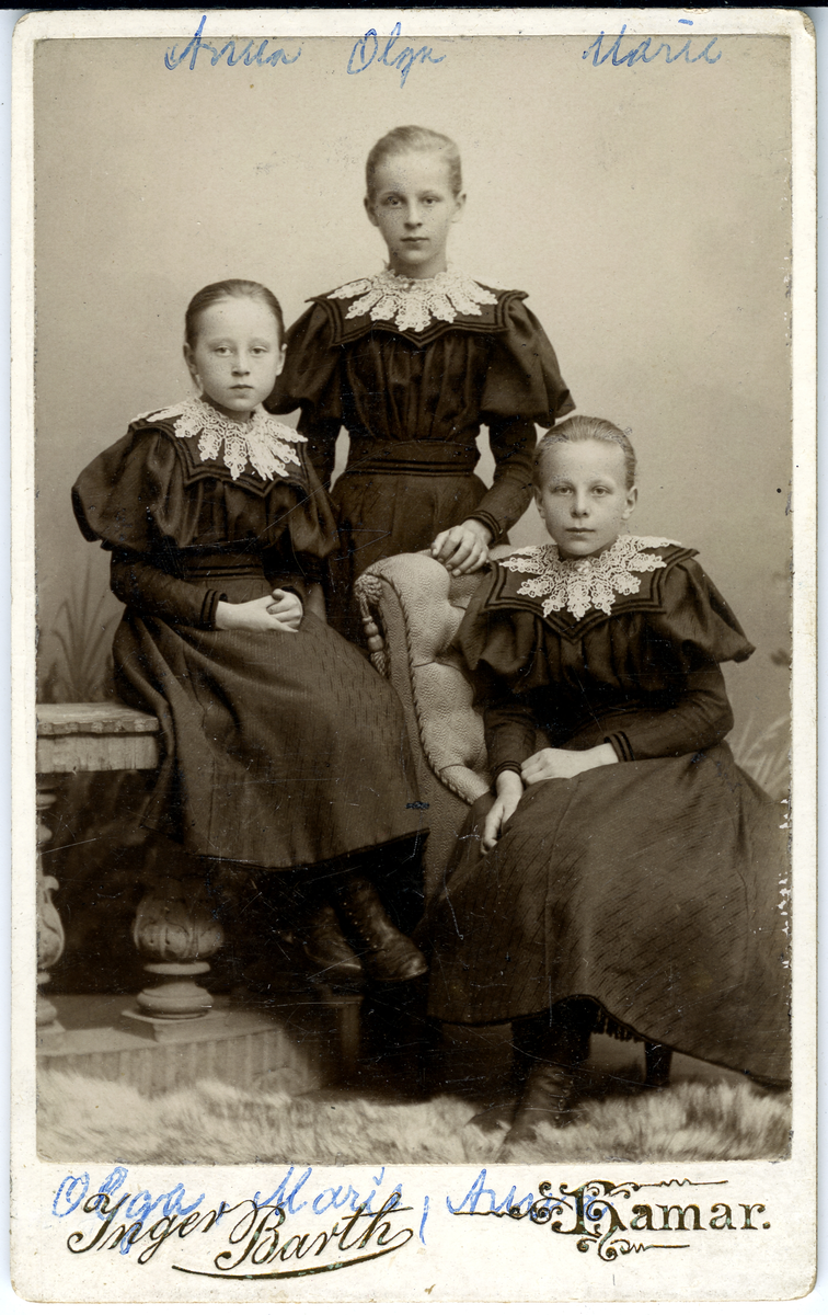 Anna, Olga og Marie Skavhaugen (.Olga, marie,Anna?)
Bilde er fra fotoalbum GM.036888.