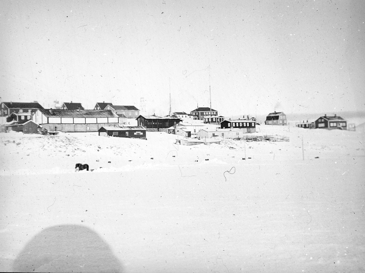 Gamle Longyearbyen. Tekst med bildet: Longyearbyen, våren 1933