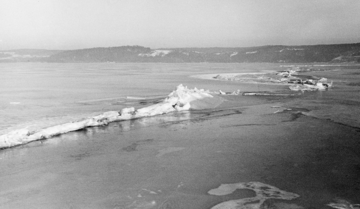 Her har fotografien forsøkt å dokumentere issprekker på innsjøen Øyeren på Nedre Romerike vinteren 1938. Her ser vi antydning til såkalt skruis, der flakene tvinges opp og etter hvert kanskje også over hverandre, slik at det dannes lange rygger. Her skjer det i lite format.