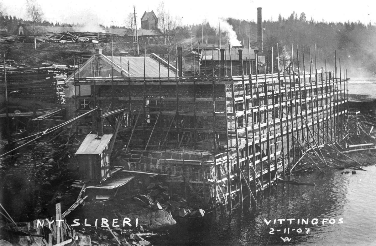 Bygging av nytt tresliperi ved Vittingfos bruk 1906-08. Sett fra nord.
Fotografen var Albert Wüller (1877-1944), ing ved Myrens verksted.