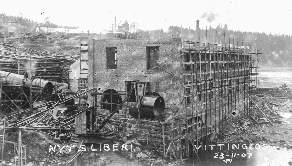 Bygging av nytt tresliperi ved Vittingfos bruk 1906-08. Sett fra nord.
Fotografen var Albert Wüller (1877-1944), ing ved Myrens verksted. ing ved Myrens verksted.