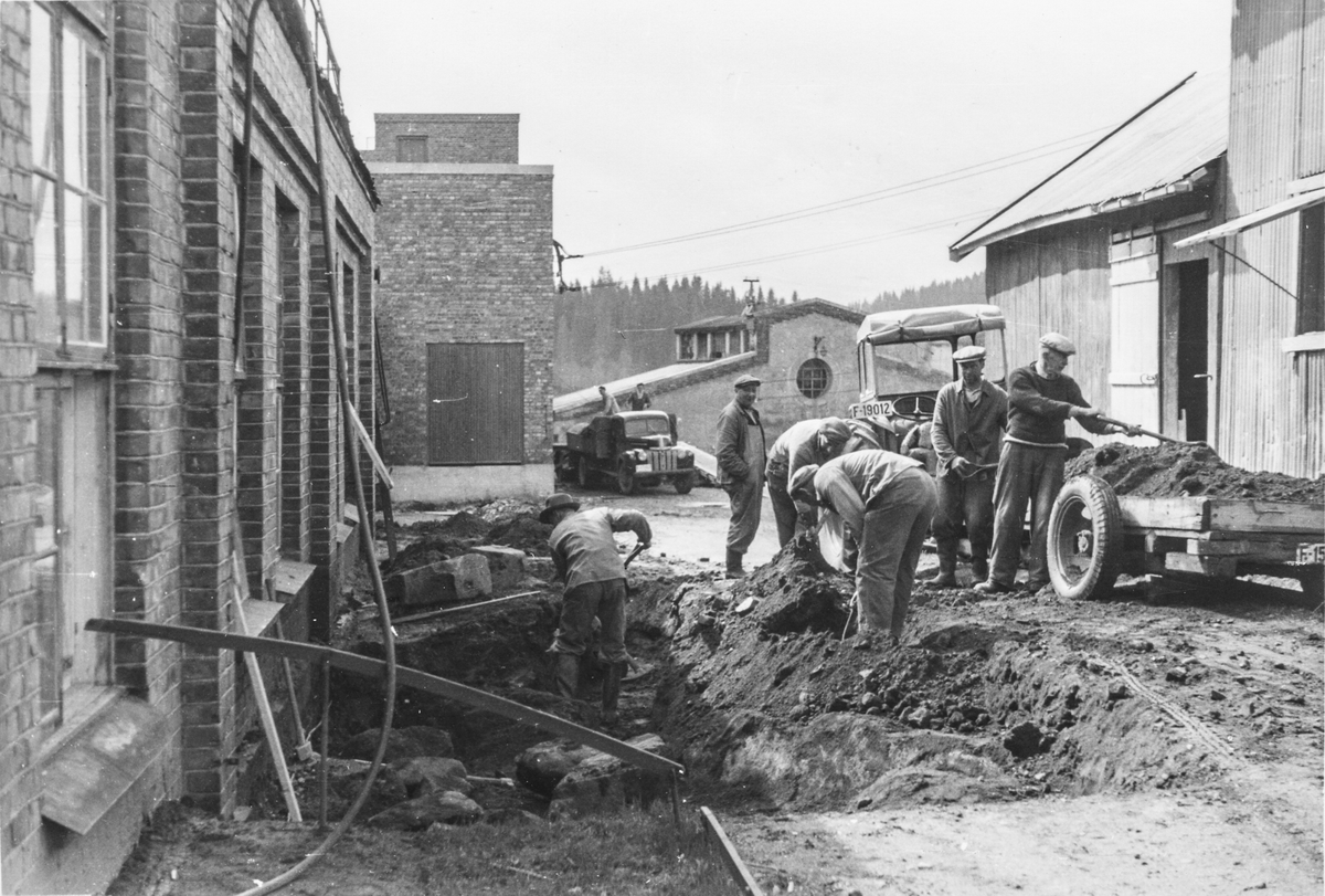 Utbygging av fabrikken, Vittingfoss bruk 1954.
 Mye arbeid med spade og hakke.  Lastebil i bakgrunnen: Ford 1946-47-modell.
Fotosamling etter Thoralf Syversen, tidl kontorsjef ved "Bruket"