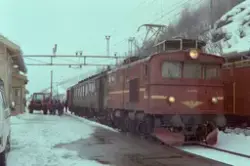 Elektrisk lokomotiv El 9 2064 med ekstra godstog fra Voss ti