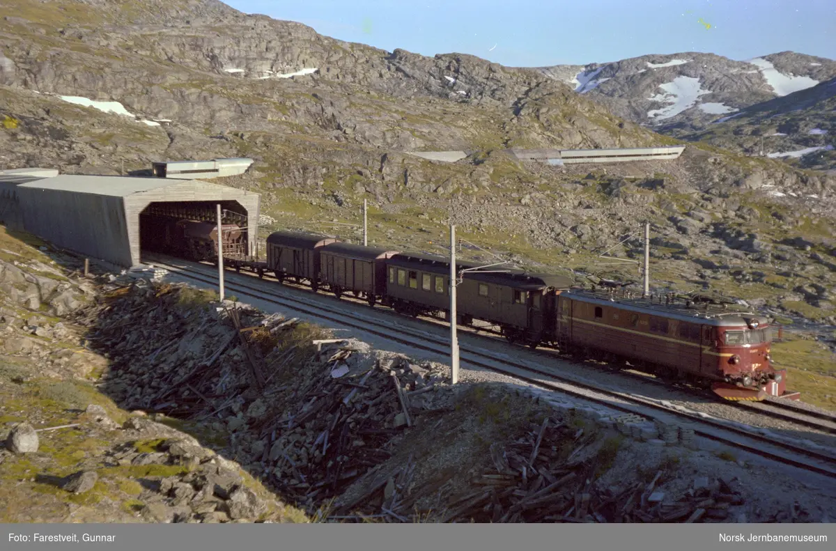Elektrisk lokomotiv El 13 2137 med godstog fra Hønefoss til Voss, tog 5531, på Hallingskeid