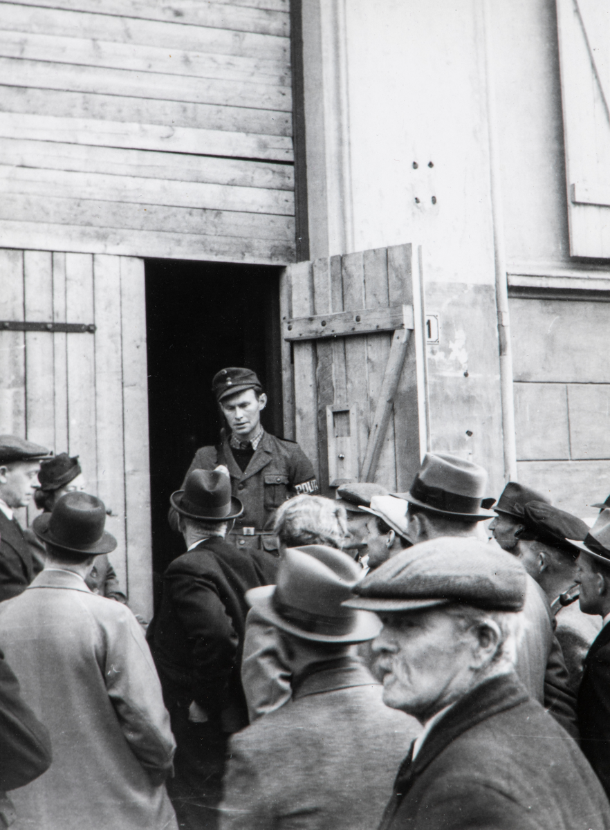 Bilder fra frigjøringsdagene i mai 1945. Folk i kø for å få tilbake beslaglagte radioapparater.