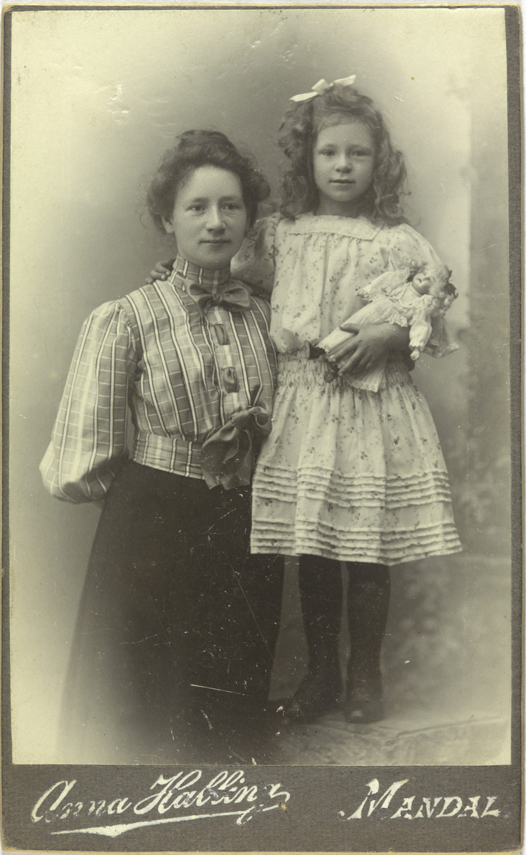 Atelierfoto av Signe Stangeland f. Norheim med datteren Hedvig.