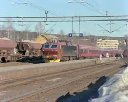 Elektrisk lokomotiv El 17 2224 med tog retning Kristiansand 
