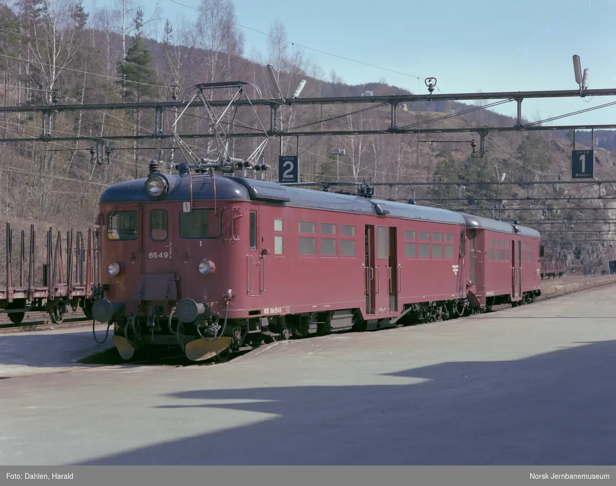 Elektrisk motorvogn BM 65 49 og styrevogn BFS 65 med persontog på Notodden stasjon