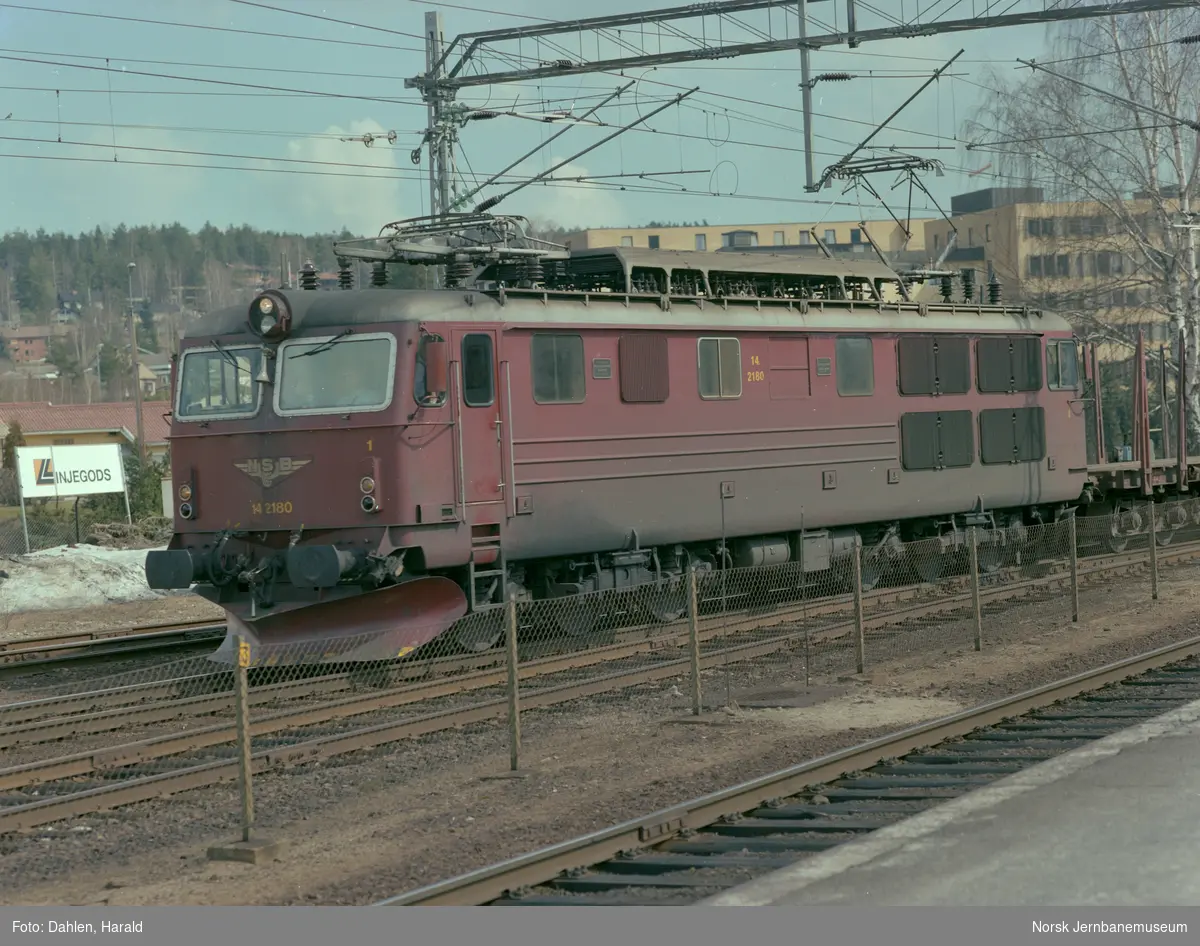 Elektrisk lokomotiv El 14 2180 med godstog retning Kristiansand på Kongsberg stasjon